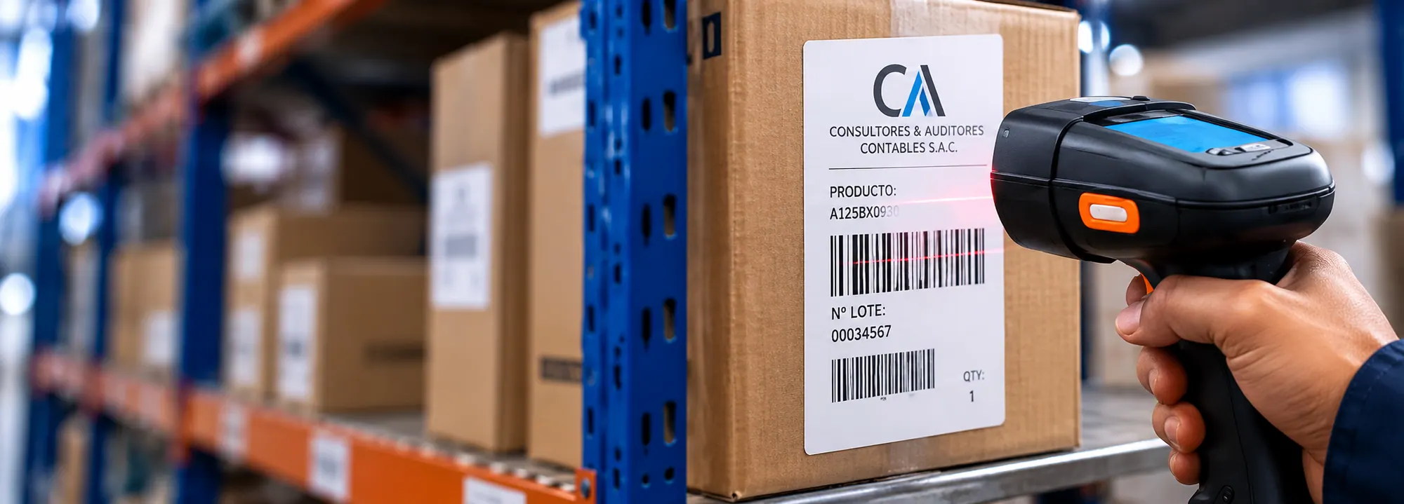 Lector de código de barras escaneando la etiqueta de inventario de CYA en un almacén